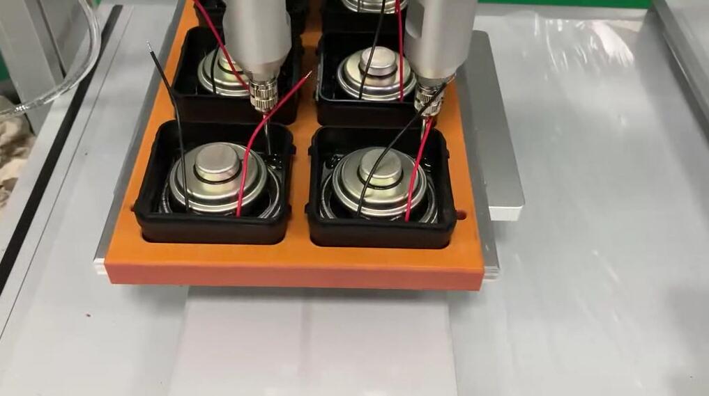 喇叭、揚聲器、蜂鳴器、音響外殼涂黃膠 | 黃膠涂膠機
